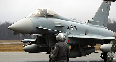 Almanya'nın 20 Eurofighter ve 6 bin 500 zırhlı araç alacağı iddiası