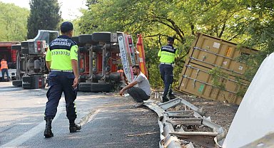 Anadolu Otoyolu'nda tır devrildi: Sürücü kazayı yara almadan atlattı