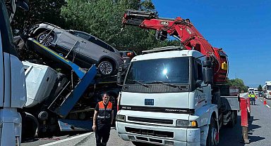 Anadolu Otoyolu'nda tır kazası: Sıfır kilometre Togg otomobiller hasar gördü, sürücü yaralandı