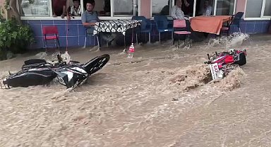Aniden bastıran sağanak yağış Tavas'ta taşkına neden oldu