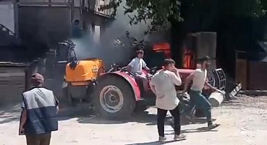 Anız yangını rüzgarın etkisi ile eve sıçradı