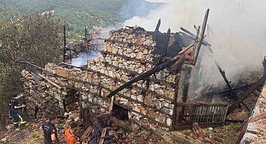 Anızda çıkan yangın asırlık düğmeli evleri küle döndürdü