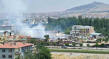 Ankara'da otluk alanda çıkan yangın fayans deposunu küle çevirdi