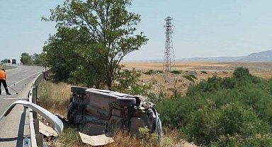 Ankara'da otomobil bariyerlere çarptı: 5 yaralı