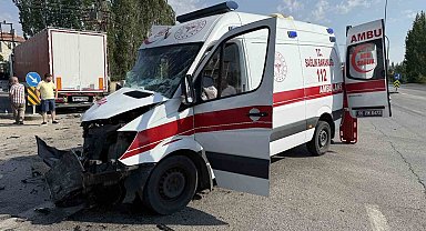 Ankara'da tır ile ambulans çarpıştı: 5 yaralı