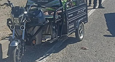 Ankara'da tırın sıkıştırdığı 3 tekerli motosiklet devrildi: 3 yaralı