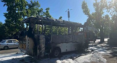 Ankara'da yanan minibüs kullanılamaz hale geldi