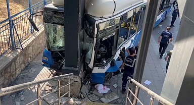 Ankara'nın Keçiören ilçesinde bir EGO otobüsü kaza yaptı. Kazada çok sayıda yaralı olduğu belirtildi.