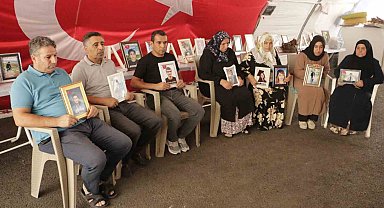 Annelerinin evlat nöbeti kavurucu sıcaklara rağmen devam ediyor