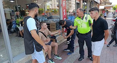 Annesinin elini bırakıp yola fırlayan küçük çocuğa motosiklet çarptı