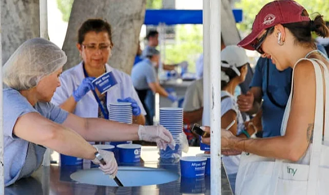 Antalya Büyükşehir'den 19 ilçede aşure ikramı