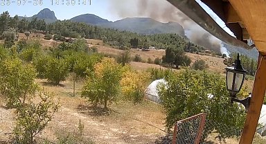 Antalya'da 3 ev, 4 ahırın yandığı orman yangınının başladığı an güvenlik kamerasında