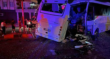 Antalya'da 3 midibüs birbirine girdi, ortalık savaş alanına döndü: 6 yaralı