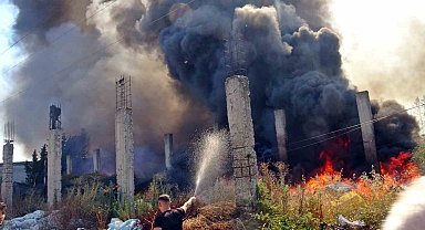 Antalya'da bir ev ve depo alevlerin arasında kaldı