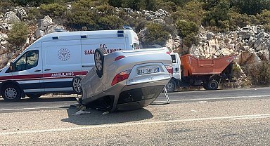 Antalya'da çöp kamyonuna çarpan araç takla attı: 3 yaralı