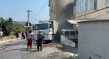 Antalya'da freni boşalan çöp kamyonu 2 aracı ezdi