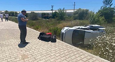 Antalya'da hafif ticari araç şarampole yuvarlandı: 1 yaralı