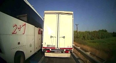 Antalya'da kural tanımayan sürücüler ambulansa geçit vermedi
