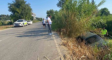 Antalya'da otomobil şarampole uçtu: Anne ve kızı yaralandı