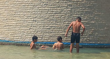 Antalya'da sıcaklık artışı devam ediyor, vatandaşlar sahile akın etti