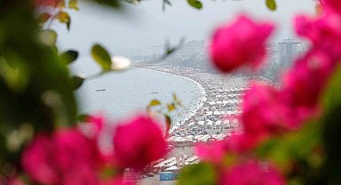 Antalya'da sıcaktan bunalanlar sahile akın etti