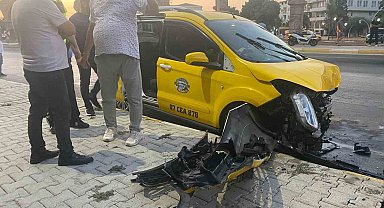 Antalya'da ticari taksi ile otomobil çarpıştı: 5'i turist 7 yaralı