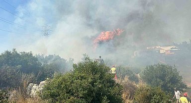 Antalya'da yerleşim alanına yakın ağaçlık alanda yangın