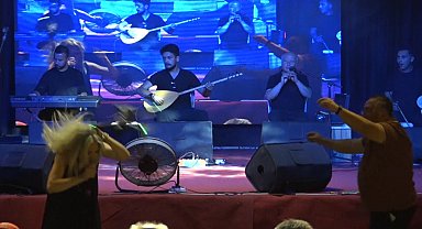 Antalya'daki festivalde sahnede ilginç an: Dron sanatçının kafasına çarptı