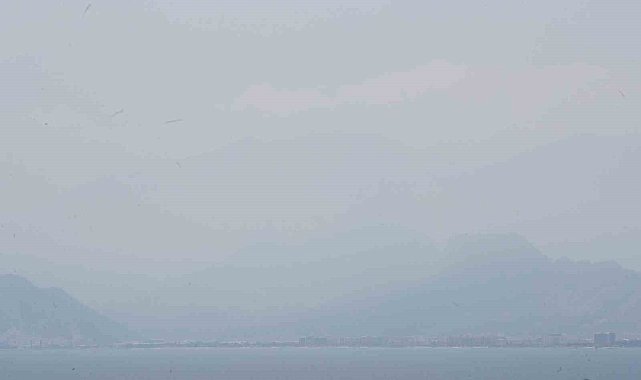 Antalya'nın simgesi Beydağları nem bulutu arasında kayboldu