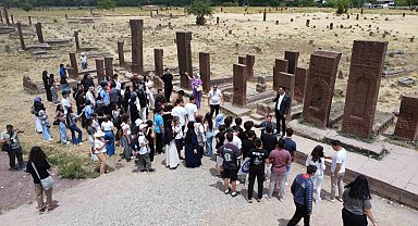 Antalyalı öğrenciler tarihi ilçe Ahlat'ı gezdi