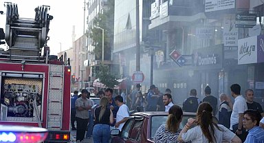 Apartman boşluğundaki çöp yangını restoranı dumana boğdu