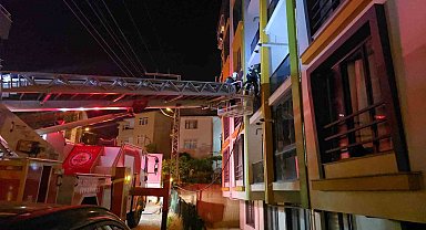 Apartman dairesinden yükselen duman paniğe neden oldu