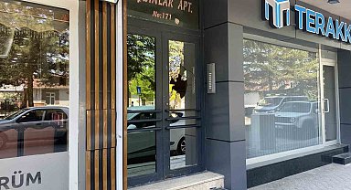 Apartman kapısının camını taş fırlatarak kırdılar