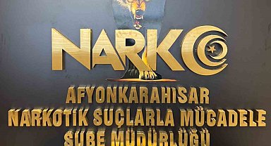 Aracın kapı döşemesinin arkasından 1 kilo 126 gram uyuşturucu çıktı