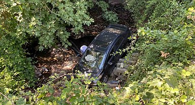 Aracını park etmek isterken 7 metrelik kanala düştü