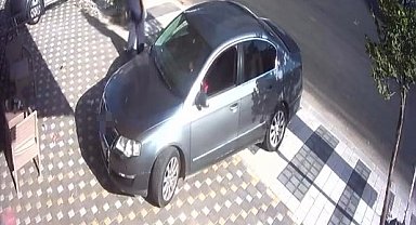 Araçta bırakılan çocuk, el frenini indirdi