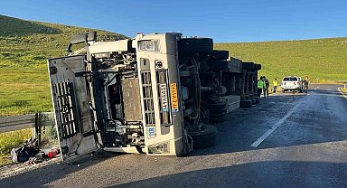 Ardahan'da tır devrildi, sürücü yaralandı