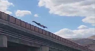 Arkadaşlarıyla iddialaştı, köprüden atladı: O anlar kamerada