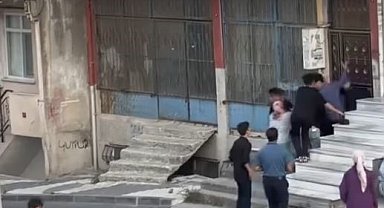 Arnavutköy'de sopalarla binaya saldırdılar: O anlar kamerada