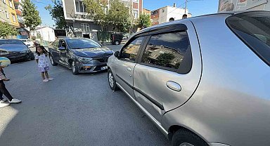 Arnavutköy'de zincirleme kaza: Çocuk iki araç arasında sıkışarak yaralandı