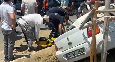 Arsuz'da orta refüje devrilen otomobilin sürücüsü yaralandı