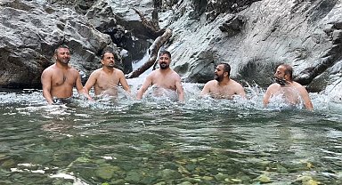 Artvin'de gençler derede horonla serinledi