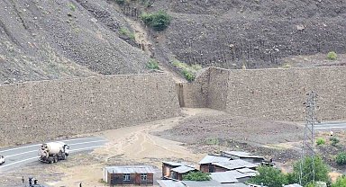 Artvin'de heyelan: Yol trafiğe kapandı