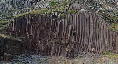 Artvin'deki bazalt kayalıkları ziyaretçi akınına uğruyor