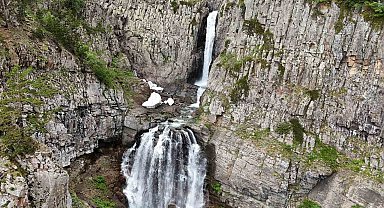 Artvin'in saklı güzelliği: Bazgiret Şelalesi en coşkulu döneminde