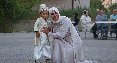 Asrın felaketinin simgesi olan bebeklerden Umut'a buruk sünnet düğünü