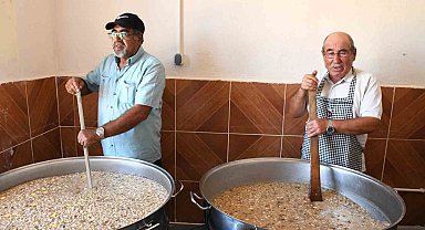 Aşure gününde kazanlar sevgi ve dostluk için kaynadı