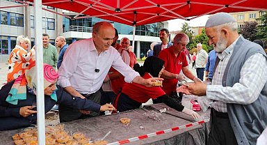 Aşurenin bereketi paylaşıldı