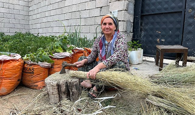 Ata mirasını yaşatıyor: Ot süpürgesi geleneğini sürdürüyor