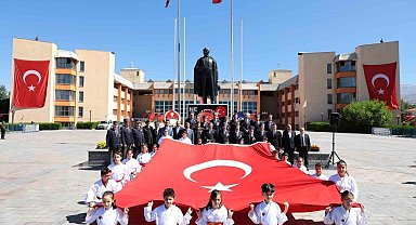 Atatürk'ün Erzincan'a gelişinin 106'ncı yıl dönümü törenle kutlandı